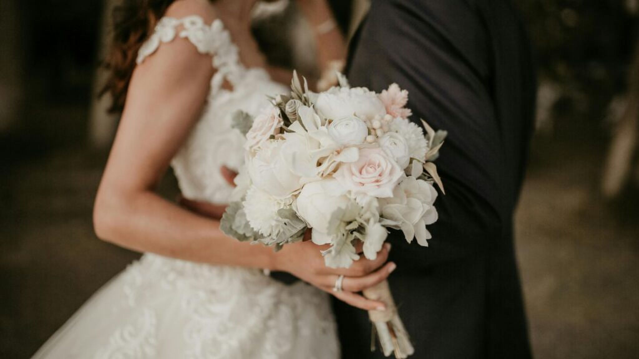 Een bruidspaar met een bruidsboeket.