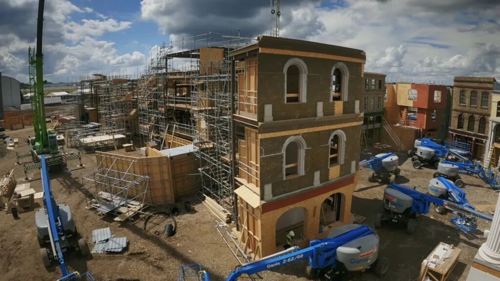 Een gebouw dat wordt opgezet op de filmset van Harry Potter.