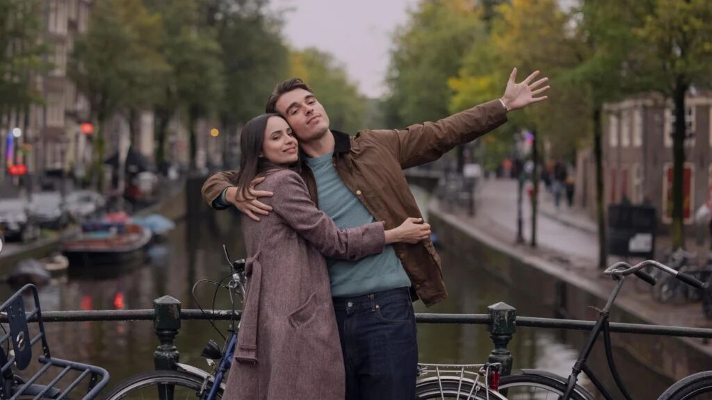 Een man en vrouw die samen knuffelend op een gracht staan.