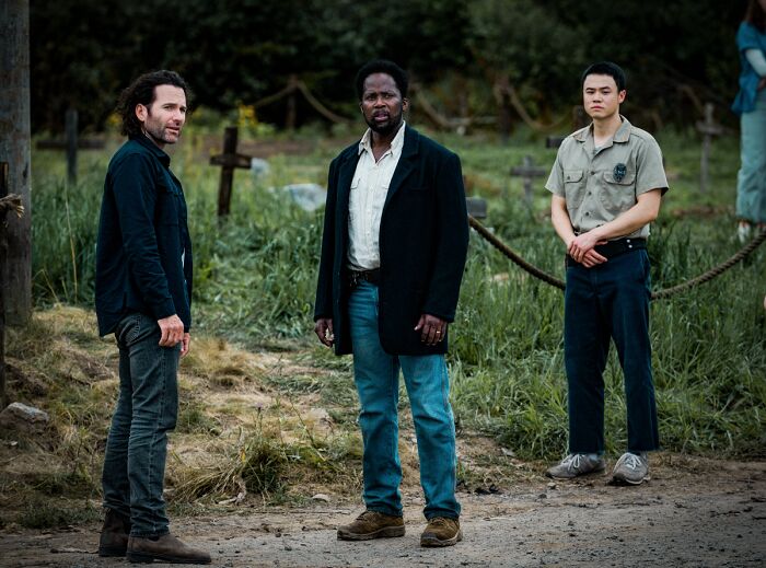 Stilbeeld uit "From" (2022) met Harold Perrineau, Eion Bailey, en Ricky He 