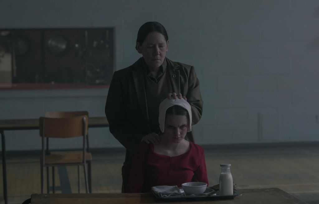 Ann Dowd en Mckenna Grace in The Handmaid's Tale