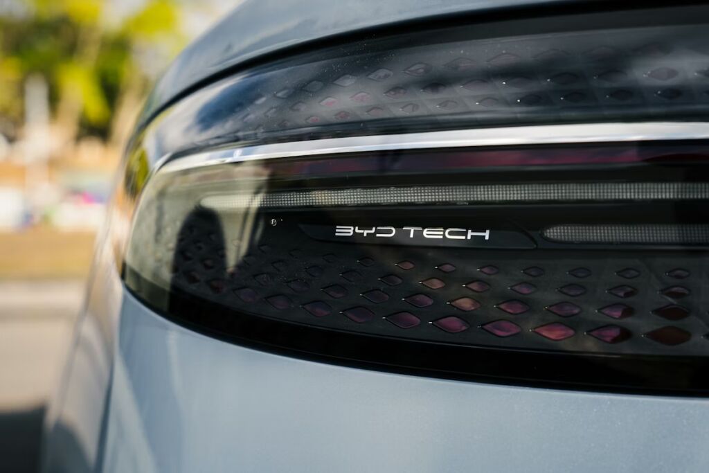 De achterkant van een BYD auto