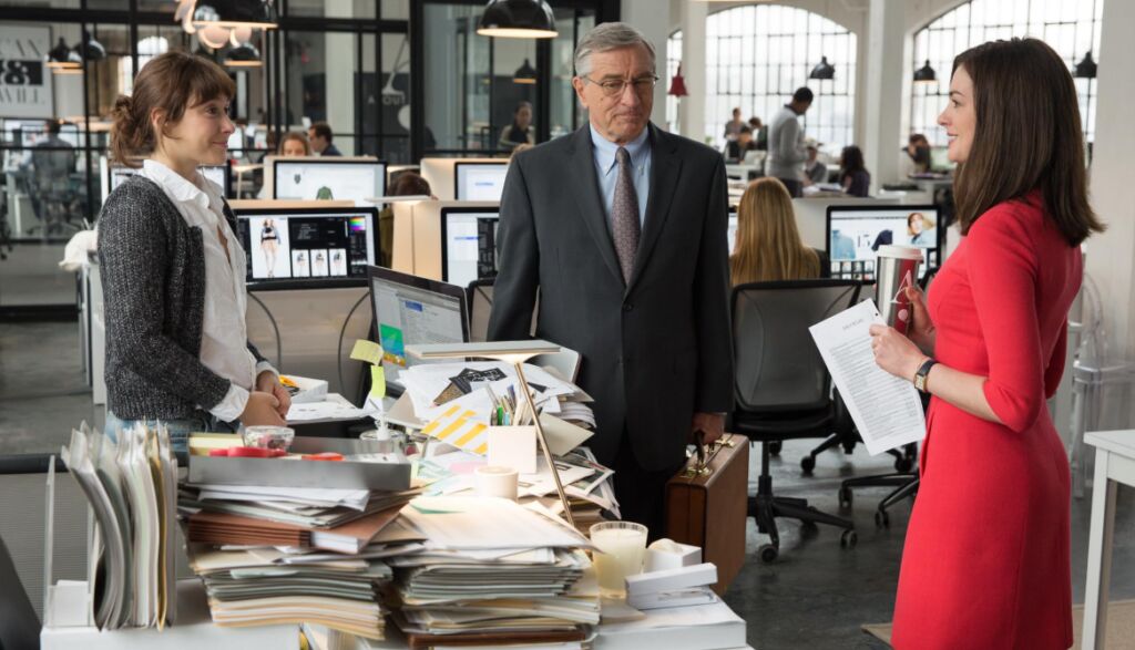 Een sc&egrave;ne uit The Intern waar de oude man de stagair is