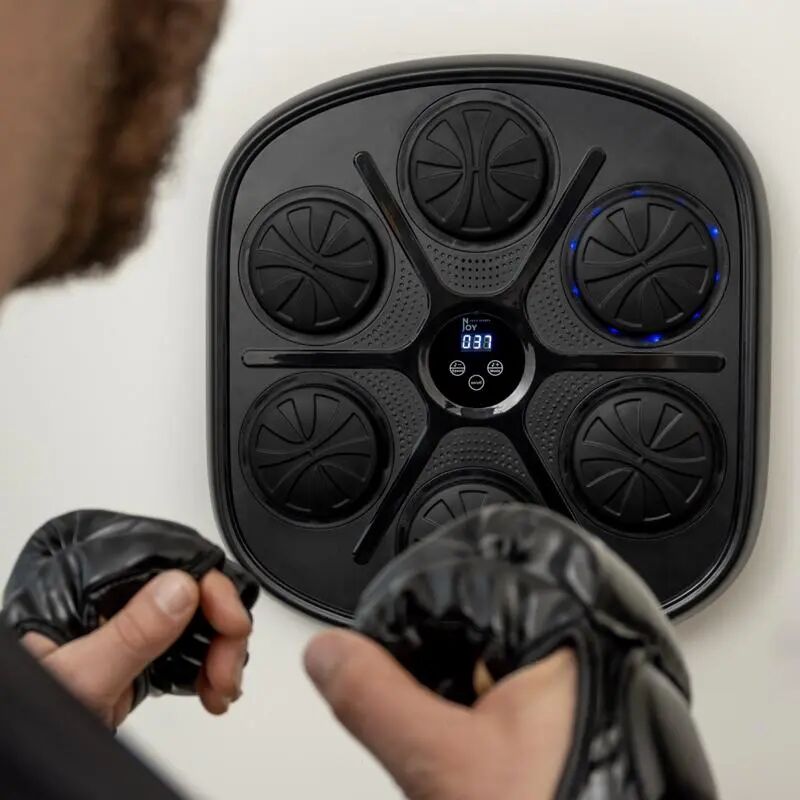 Bluetooth boksmachine met muziekfunctie aan de muur.