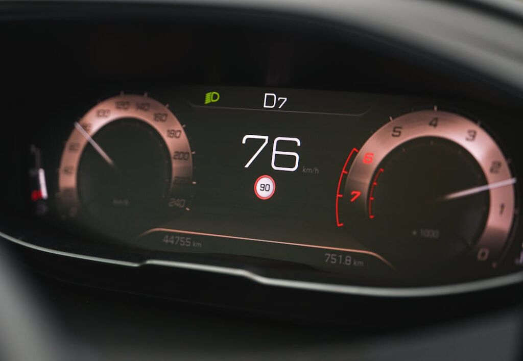 de snelheidsmeter op het dashboard