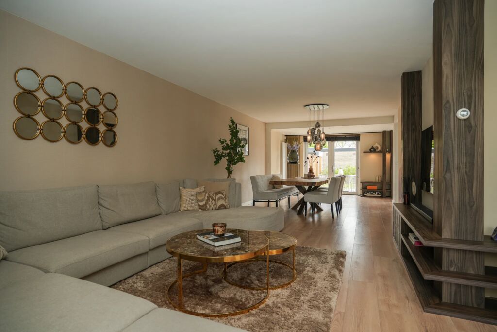 De woonkamer in het huis van Joey Veerman.