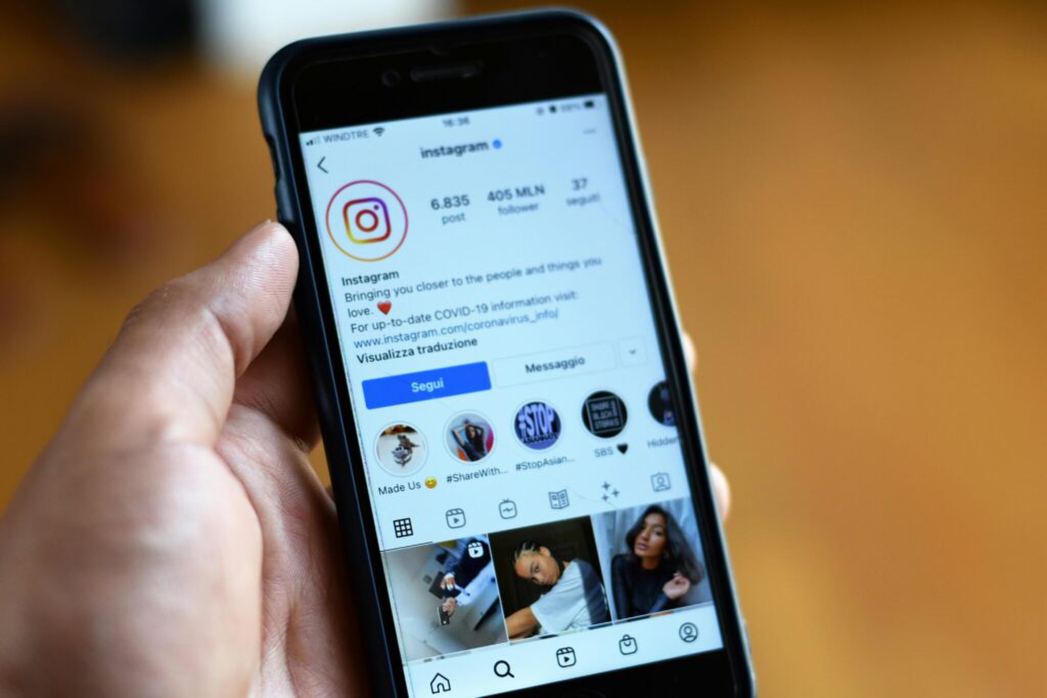 Een telefoonscherm met het Instagram-account van Instagram. 