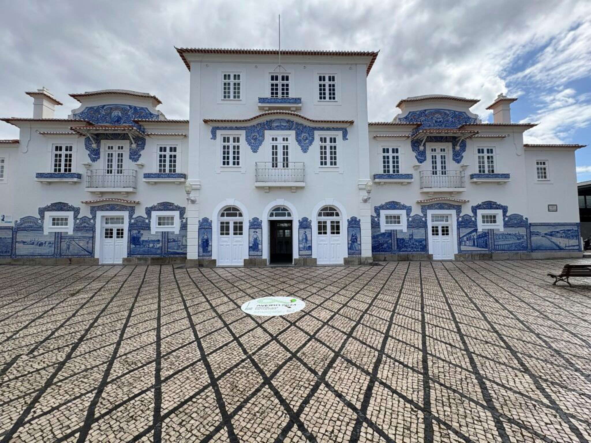 Een wit gebouw met blauwe beschilderingen. 