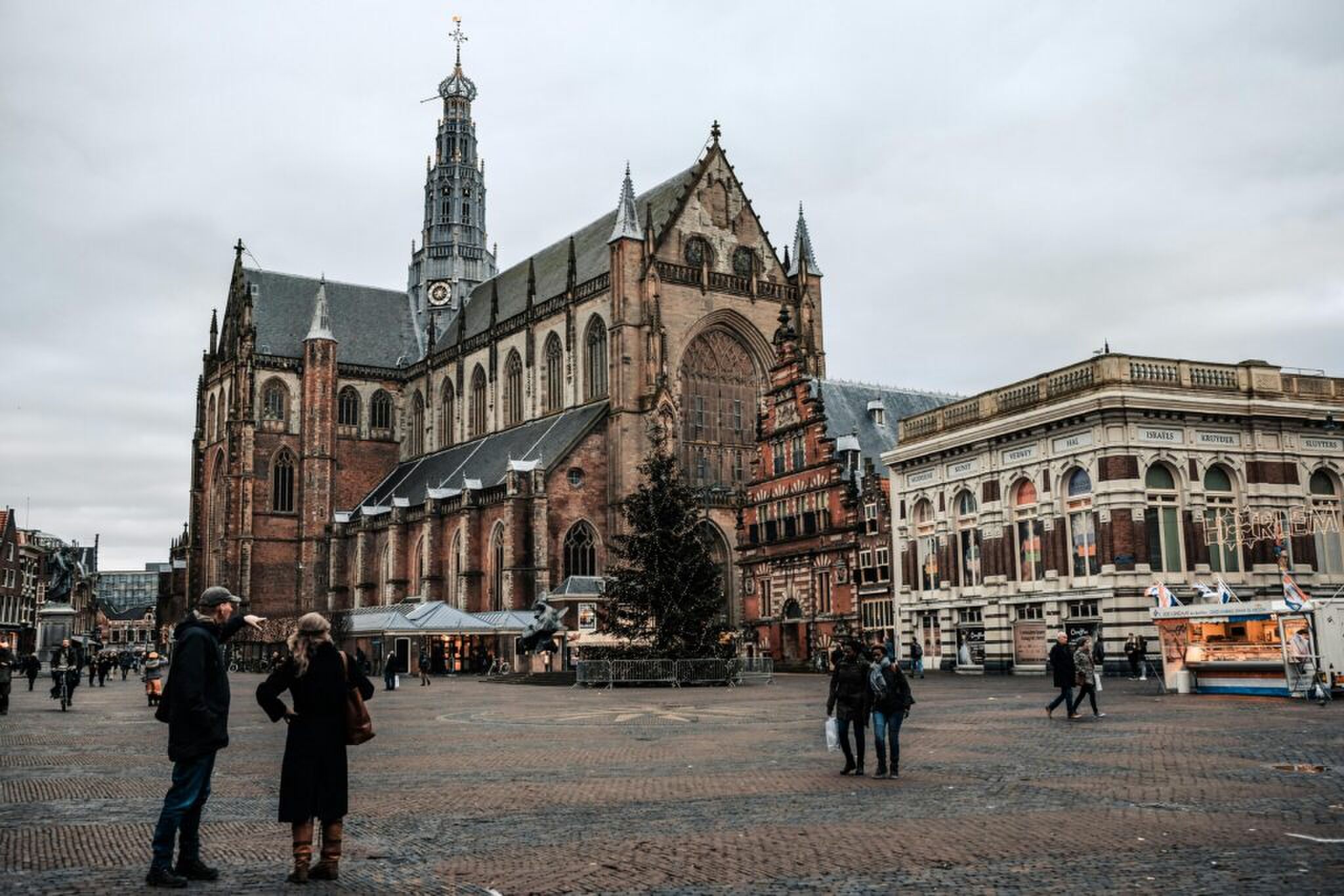 De Grote Markt in Haarlem met de kerk op de achtergrond. 