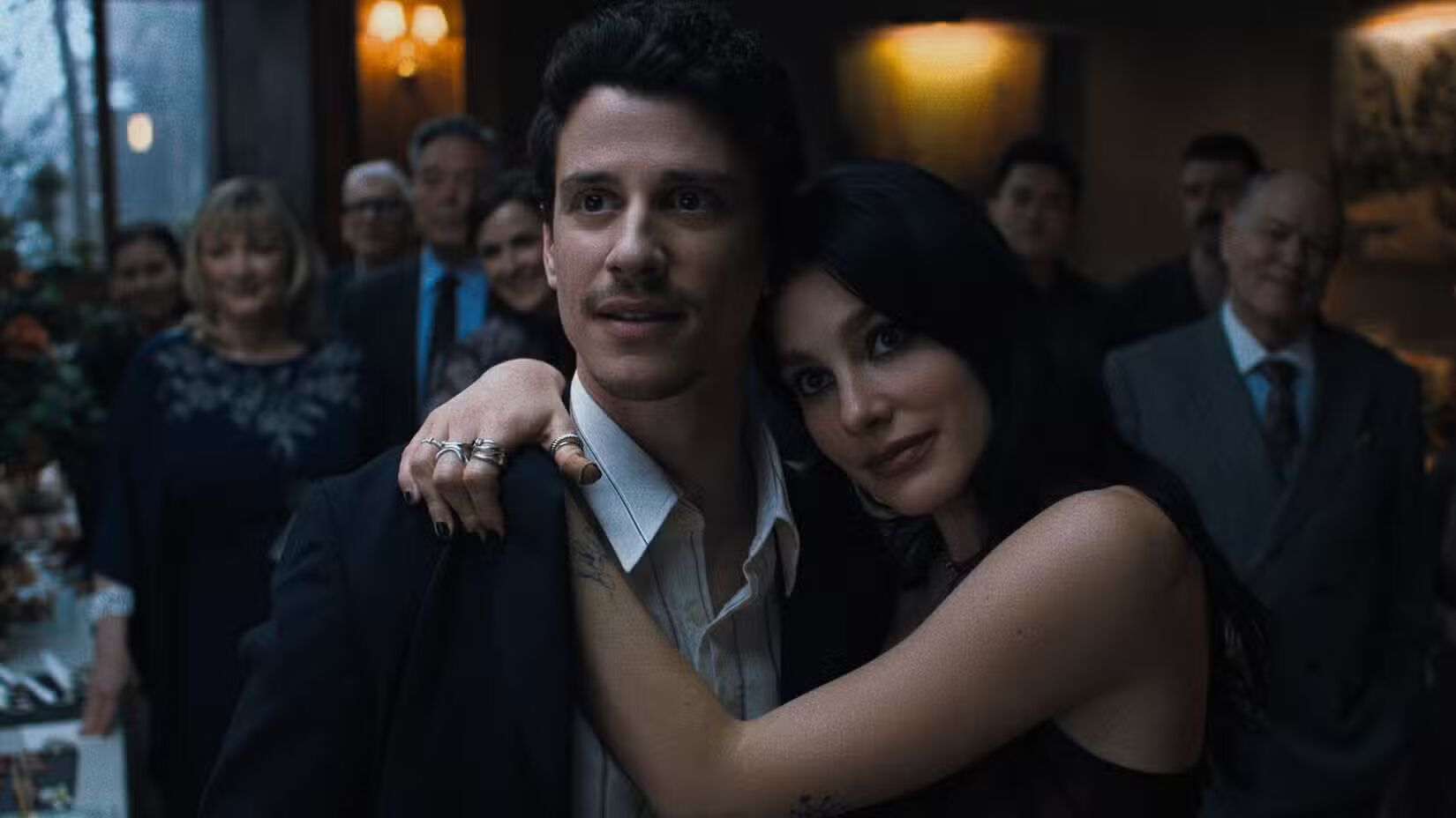 Camila Morrone en Adam DiMarco in "Something Very Bad Is Going to Happen"