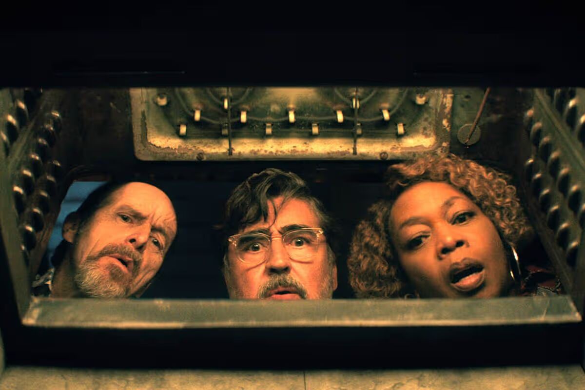 Stilbeeld uit "The Boroughs" (2026) met Alfred Molina als Sam