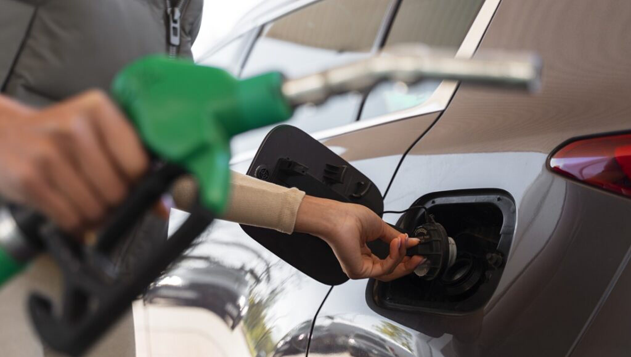 Persoon die Euro95 tankt.
