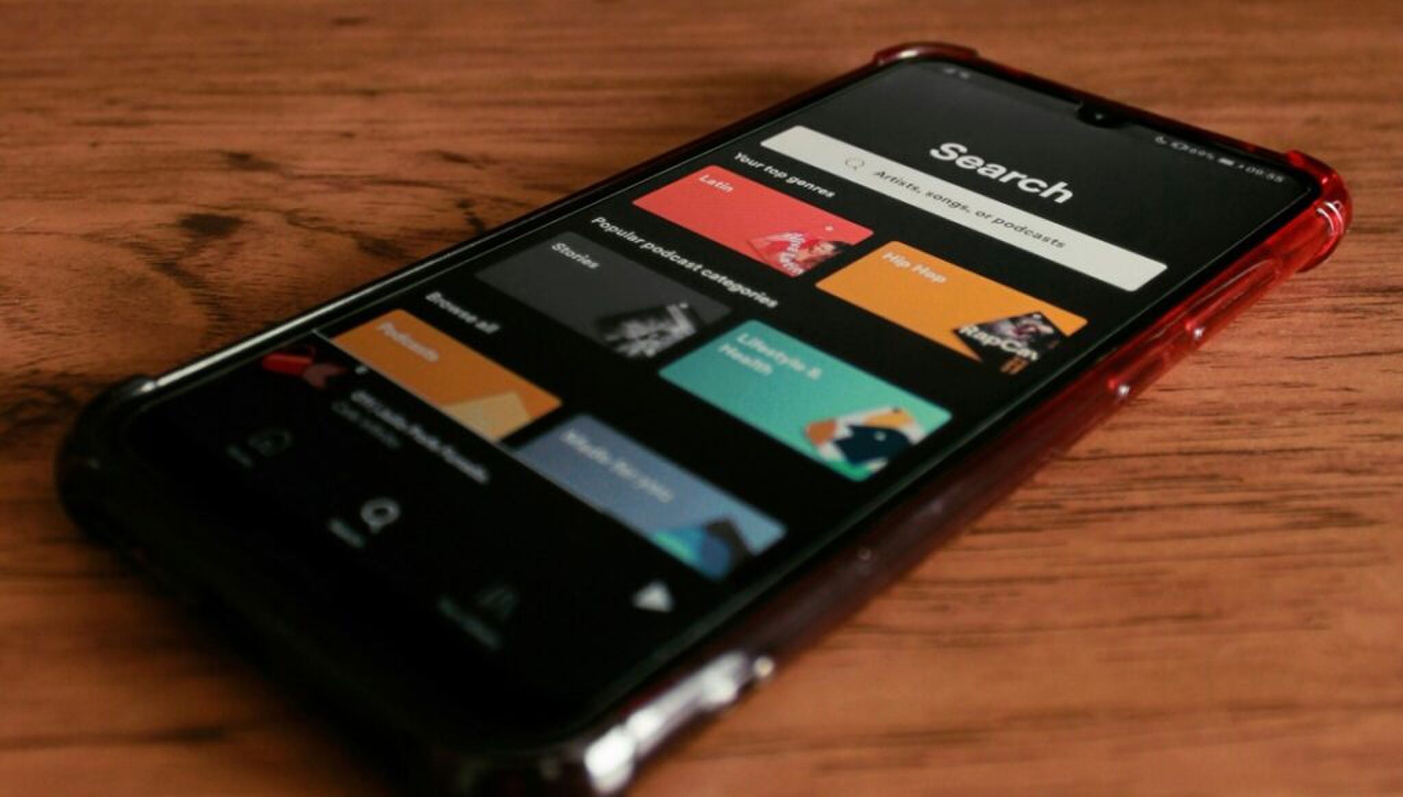 Een mobiele telefoon met de app van Spotify geopend.