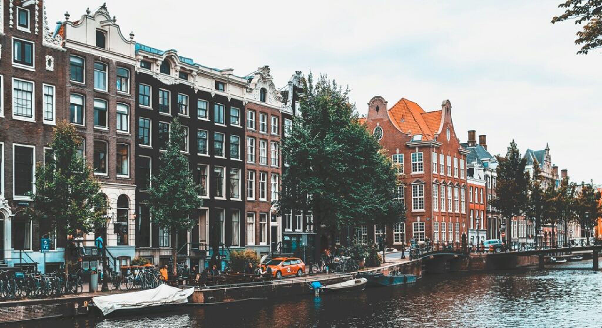 Een aantal panden in het centrum van Amsterdam.