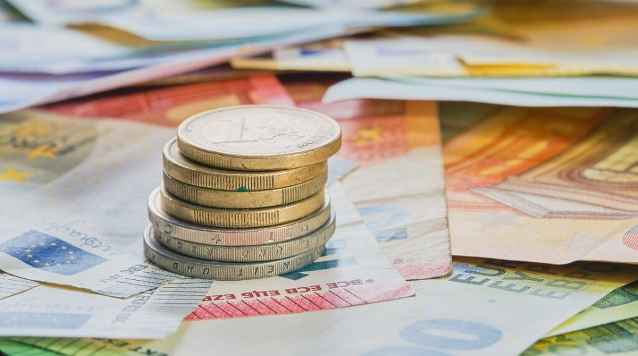 Een stapeltje muntgeld op briefgeld.