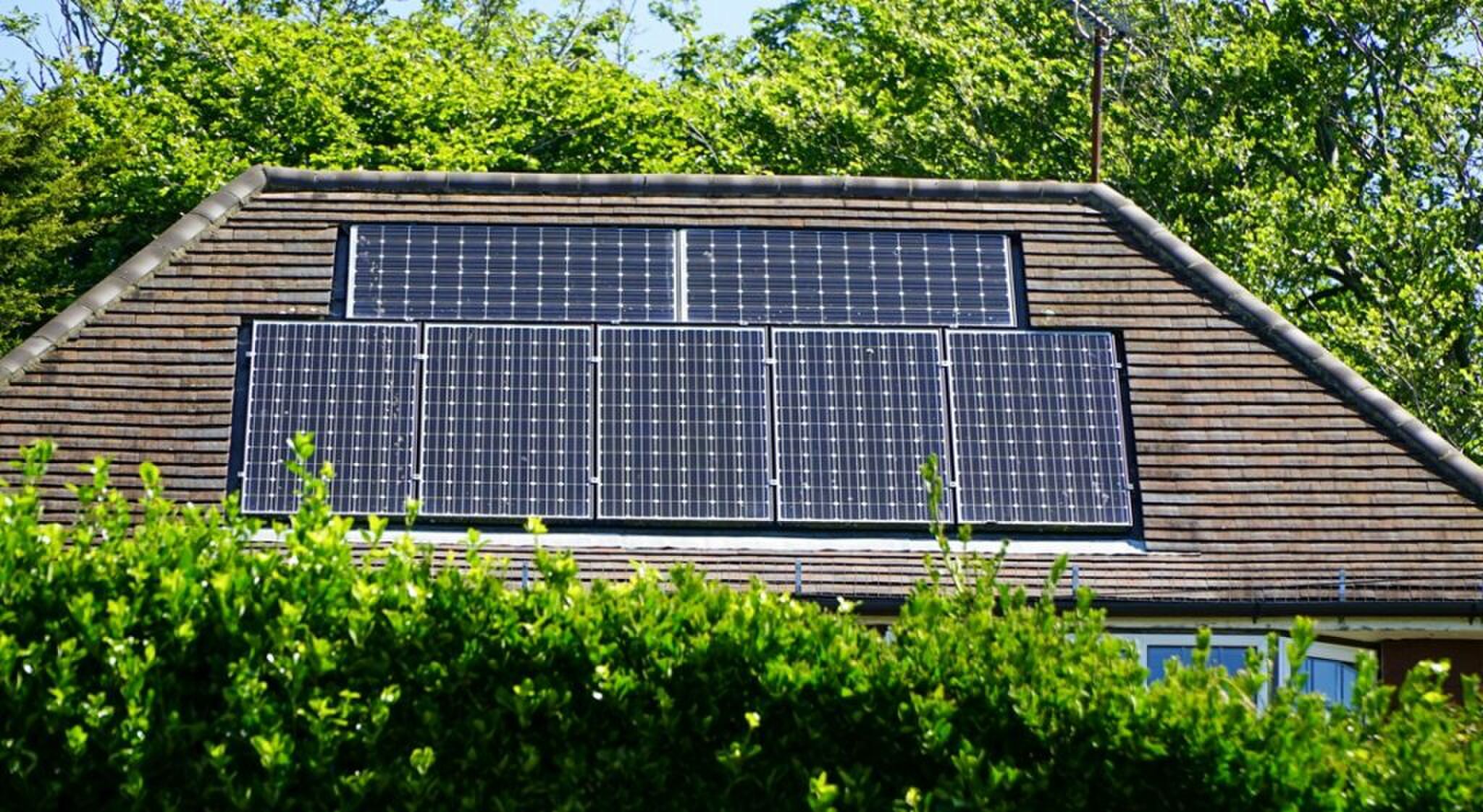 Een dak van een huis met zonnepanelen.