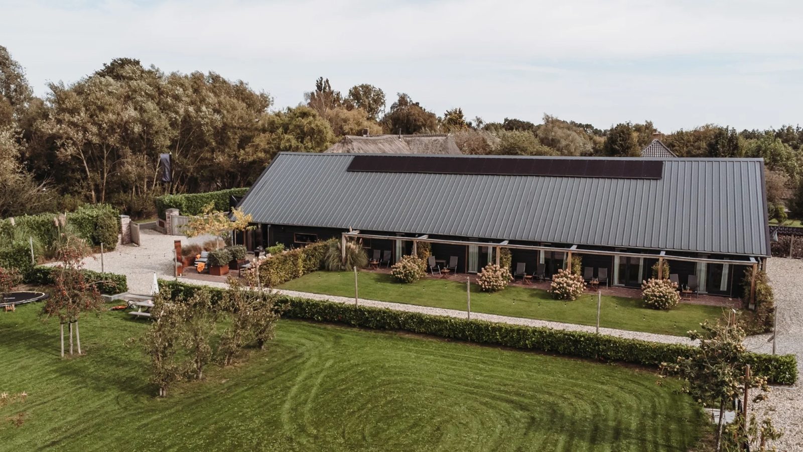 Deze woonboerderij met luxe B&B en wellness-tuin staat op Funda