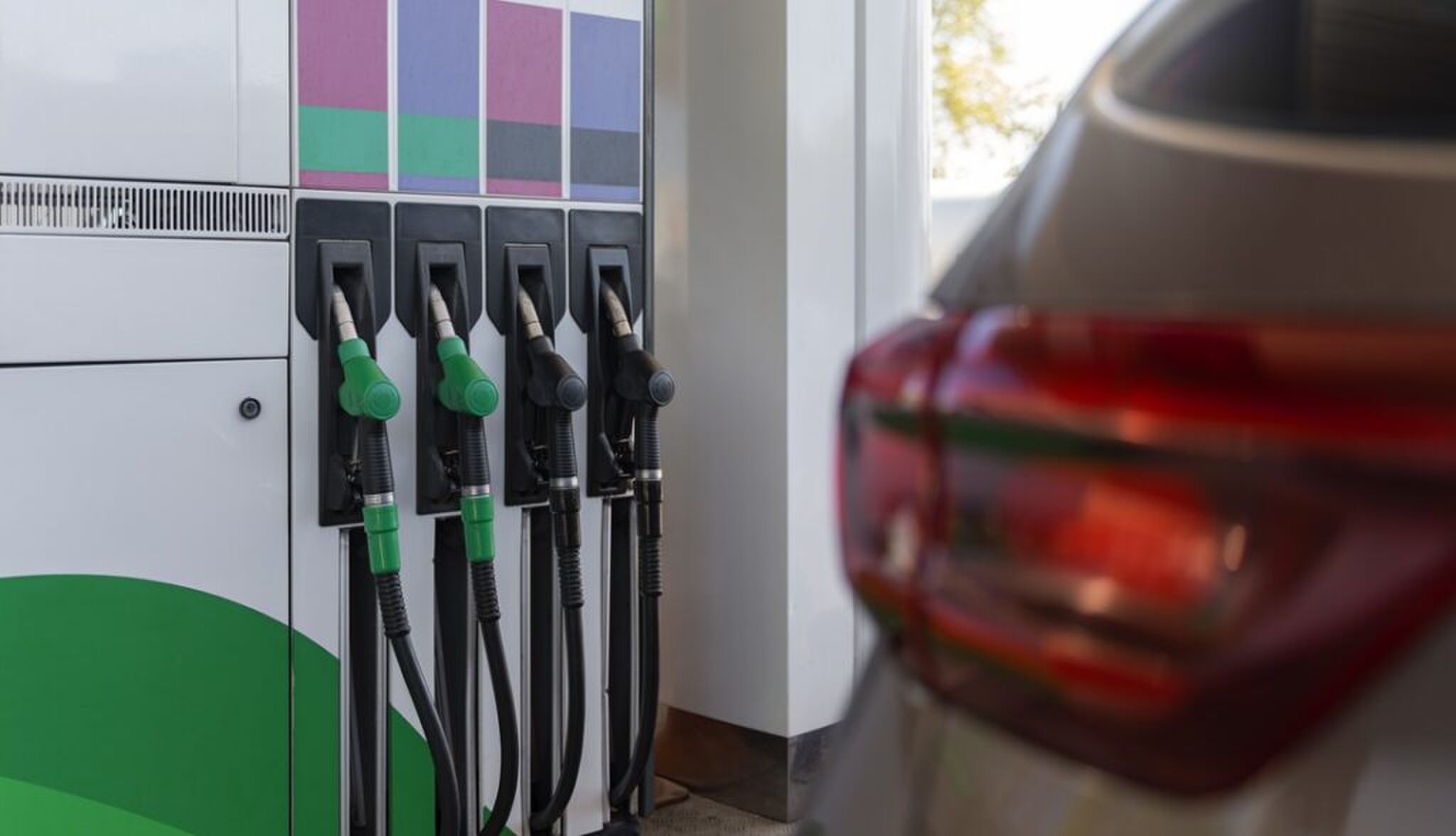 Een auto bij een benzinepomp.