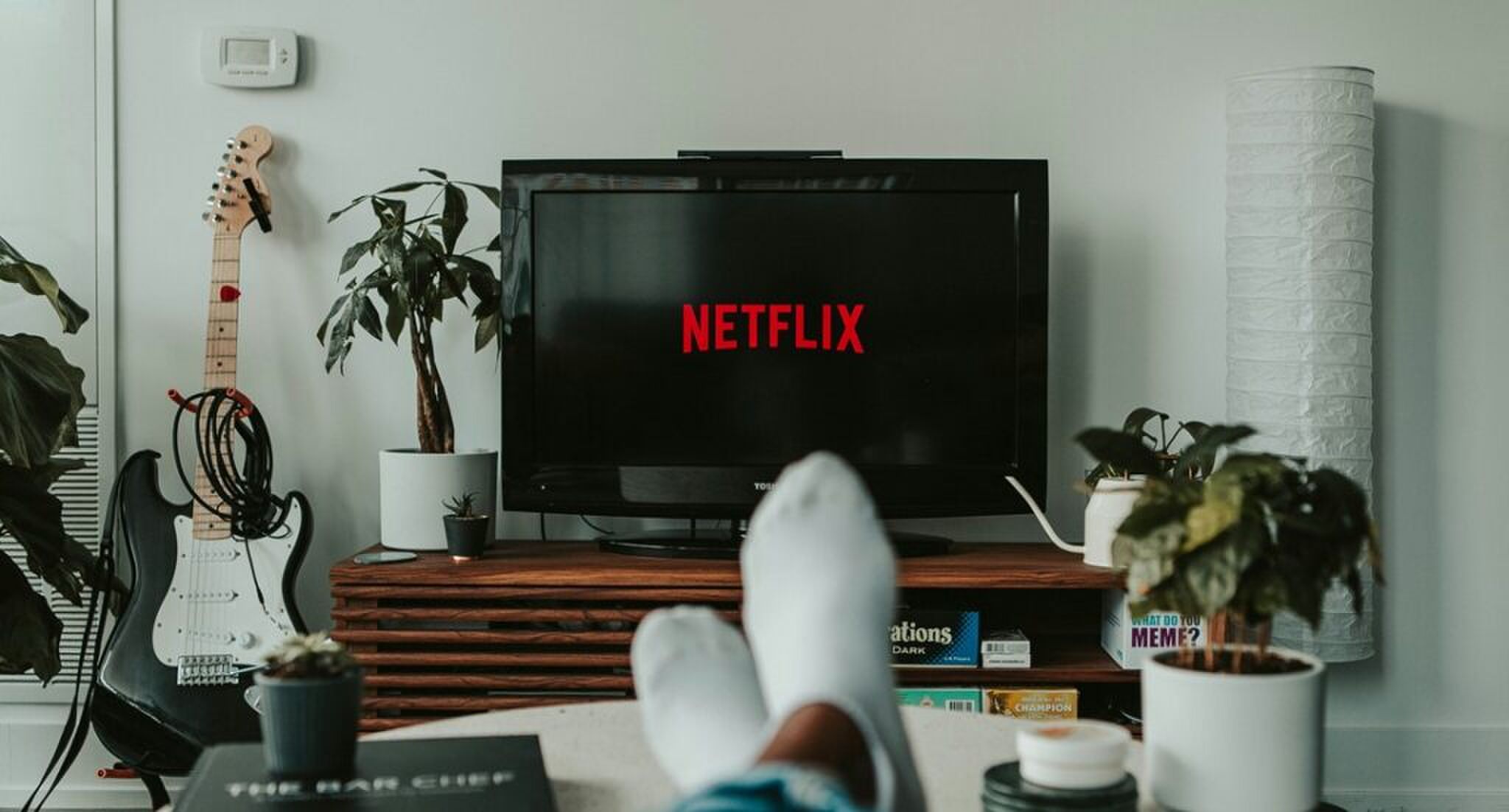 Persoon die Netflix heeft aangezet op tv.