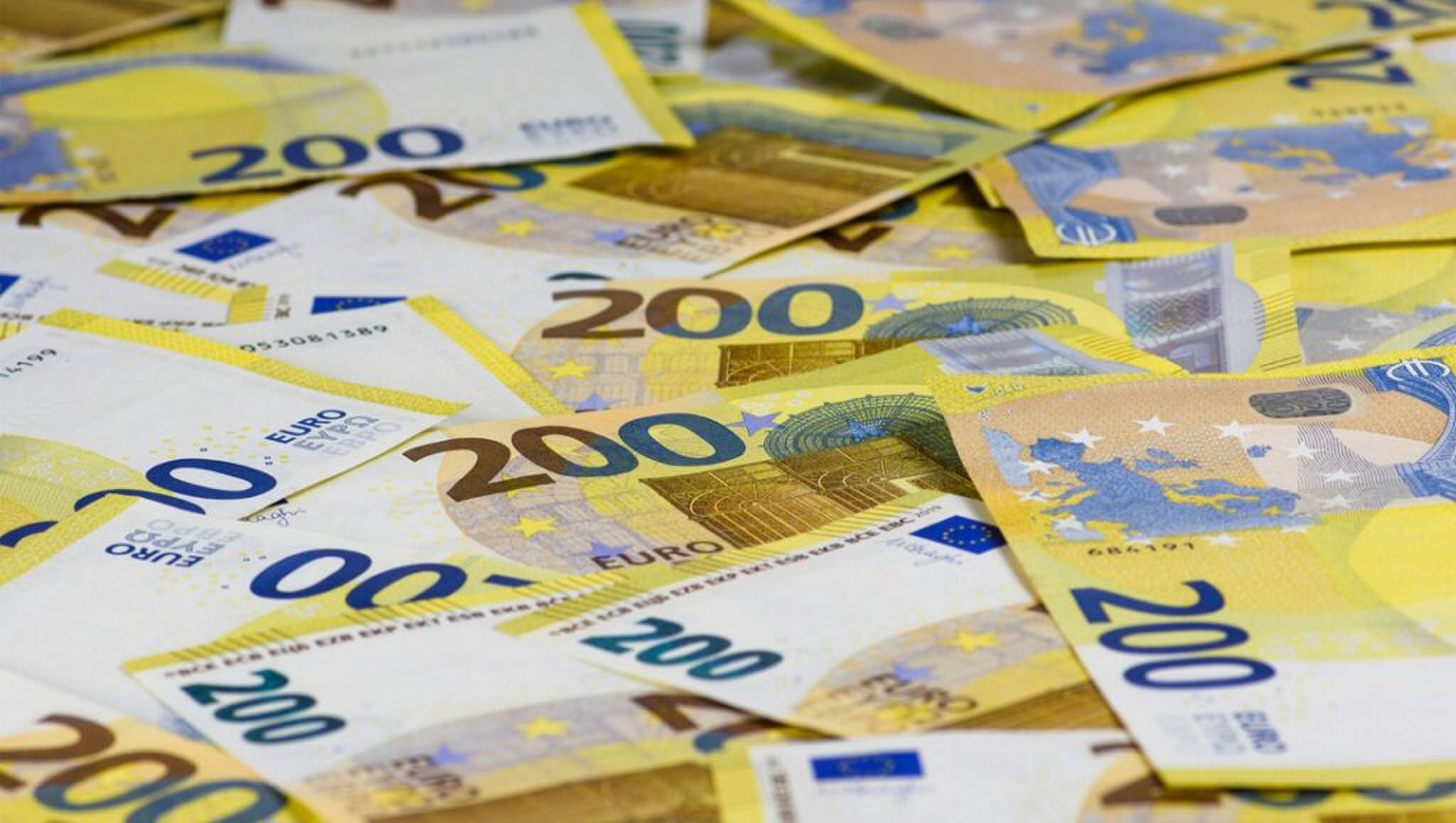 Allerlei briefjes van 200 euro.
