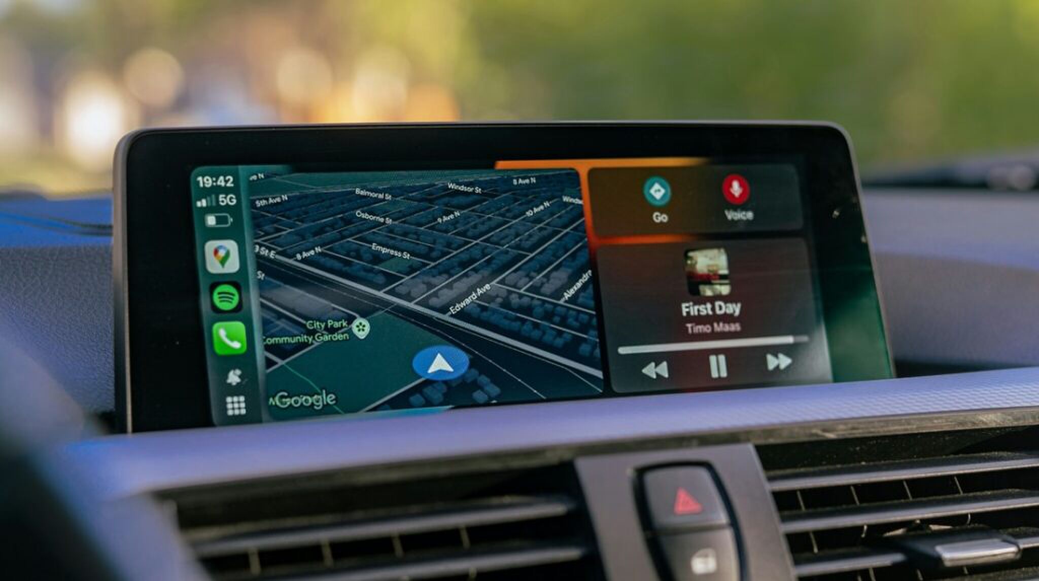 Een touchscreen in een auto.