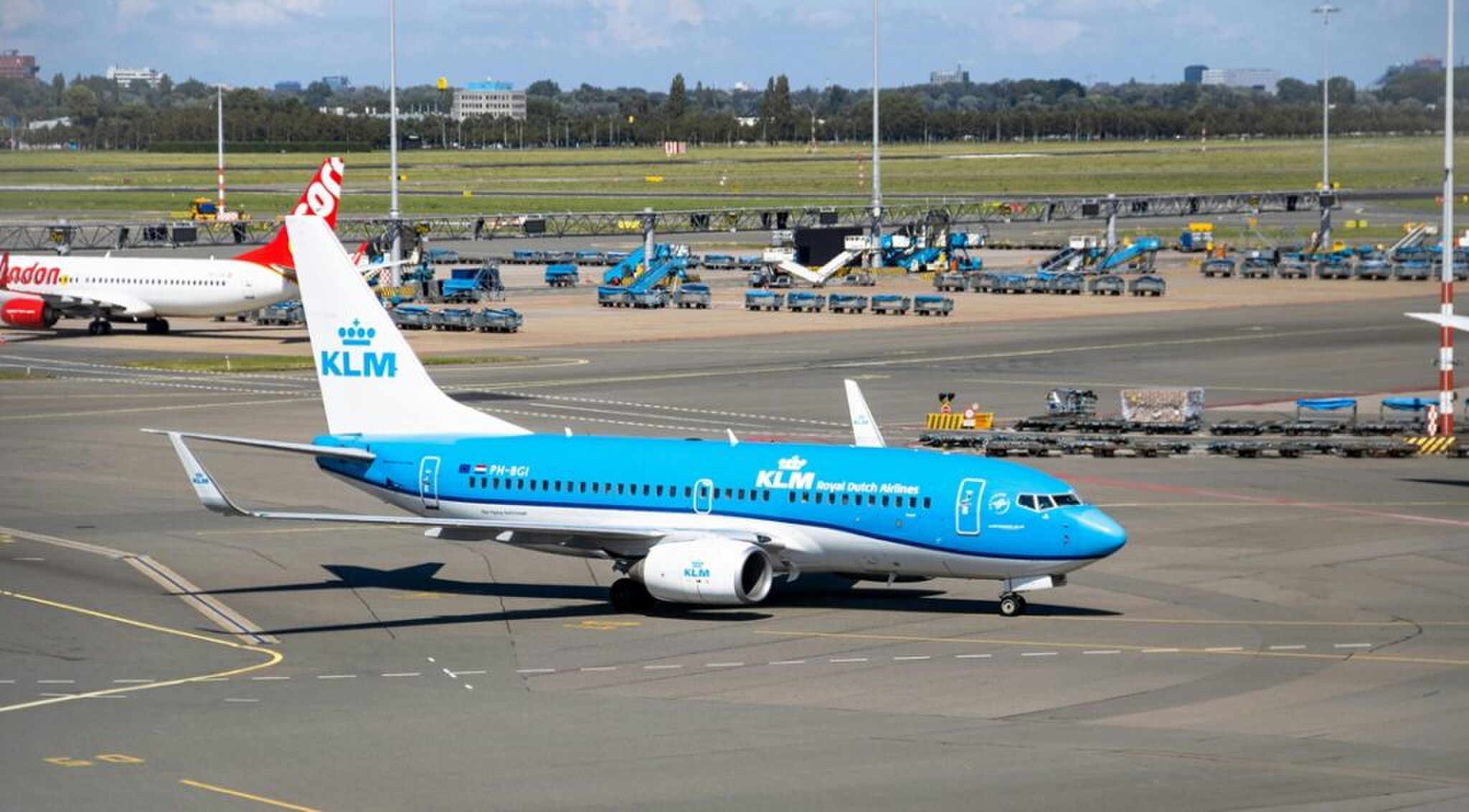 Een vliegtuig op een luchthaven.