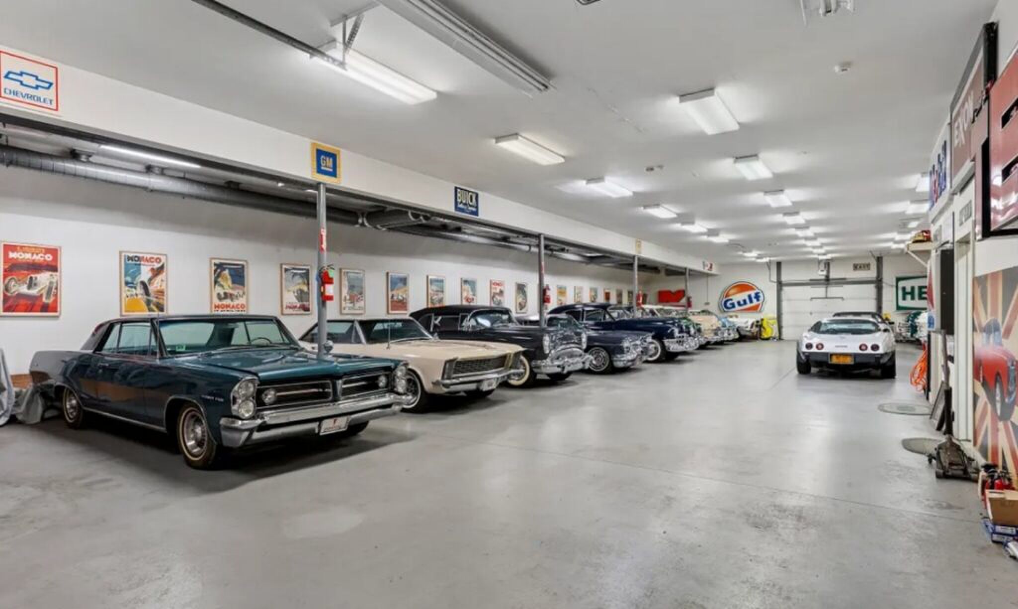 De auto's in de garage van de megavilla.