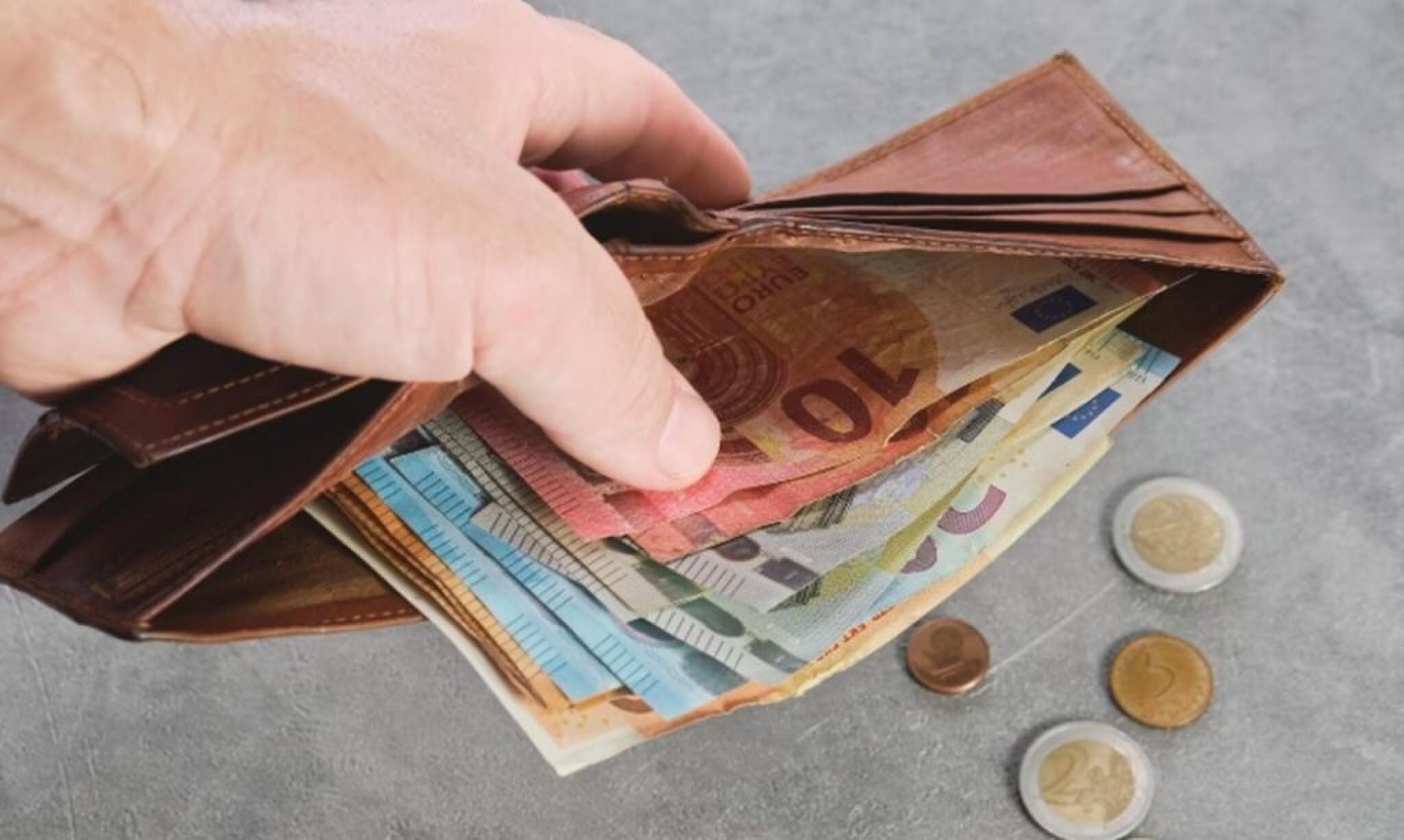 Een portemonnee met cashgeld.