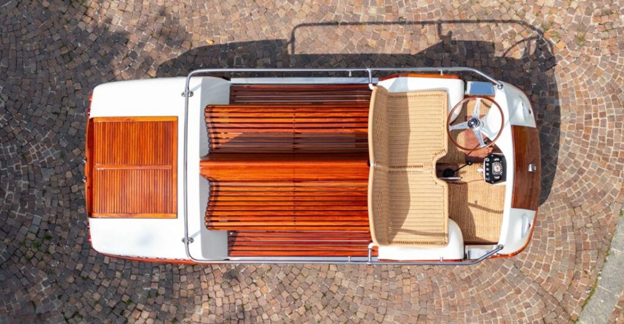 Het interieur van de bijzondere Fiat.
