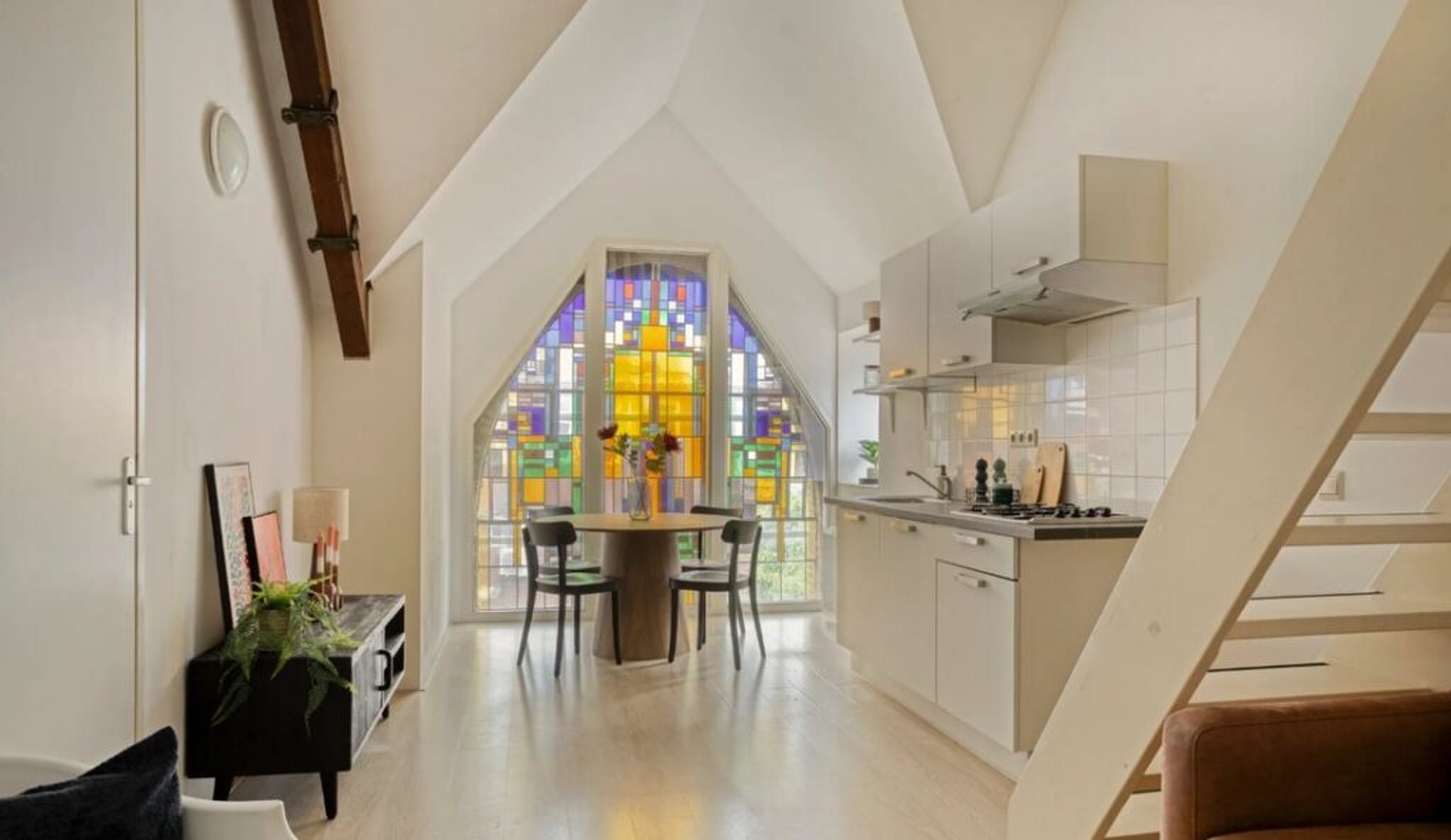 De keuken en eetkamer van de oude kerk op Funda.