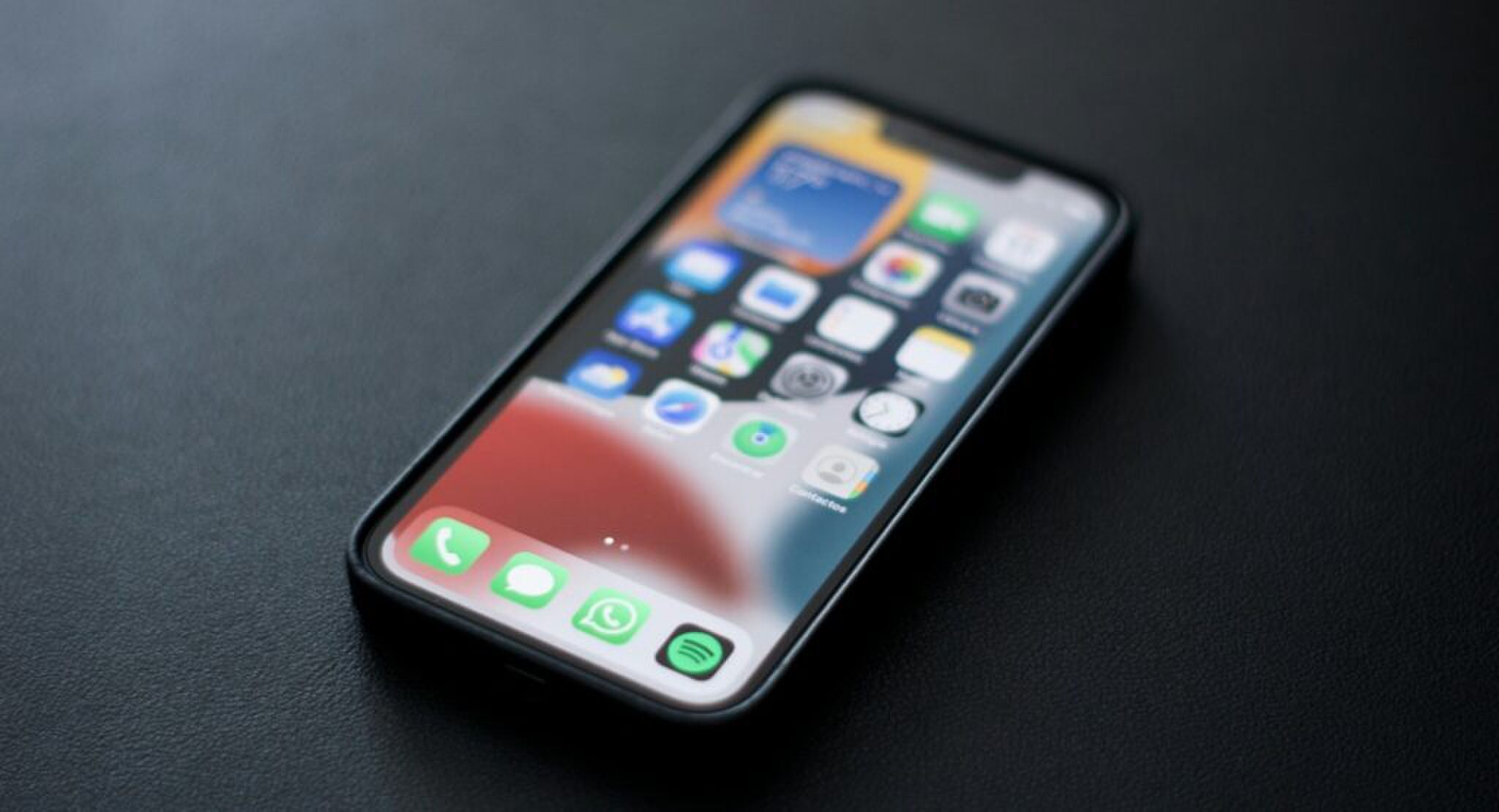 Een iPhone met een geopend beginscherm.