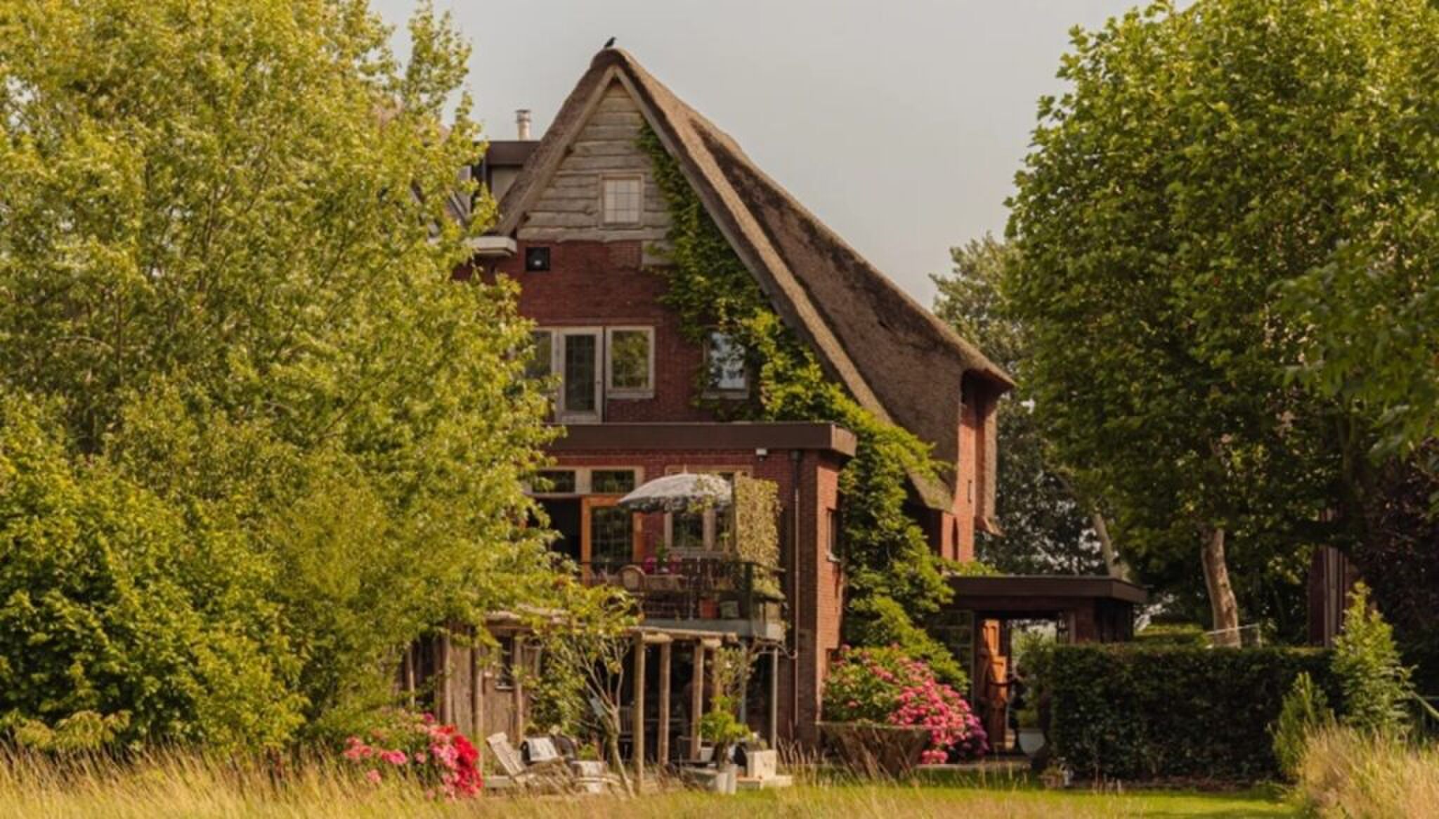 De buitenzijde van de villa aan de Amstel.