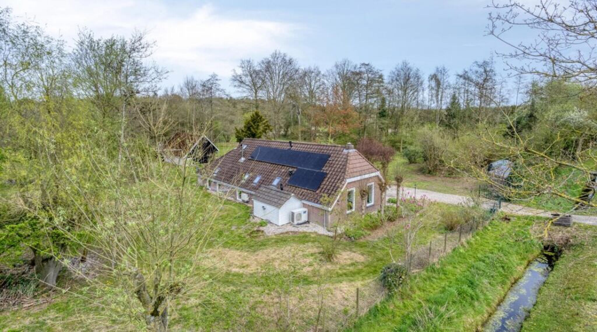 De buitenzijde van de woonboerderij in Drenthe.