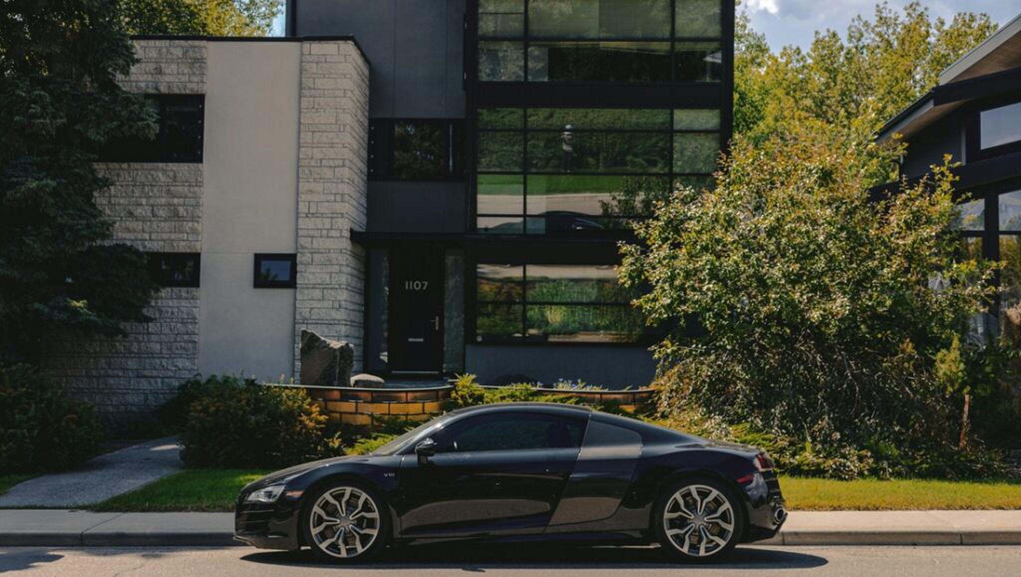 Een Audi R8 voor een moderne villa.
