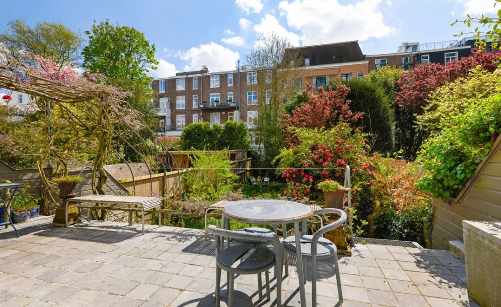 De achtertuin van het herenhuis aan het Vondelpark.