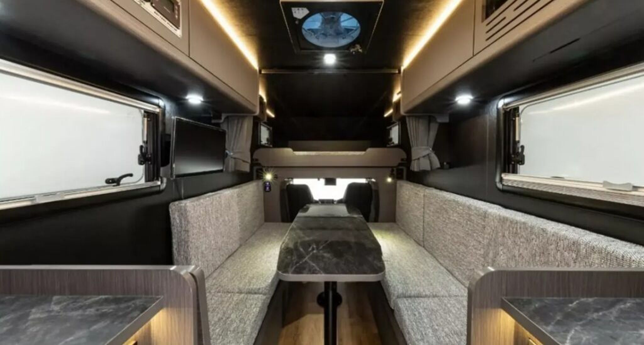 Het interieur van de mini-camper.