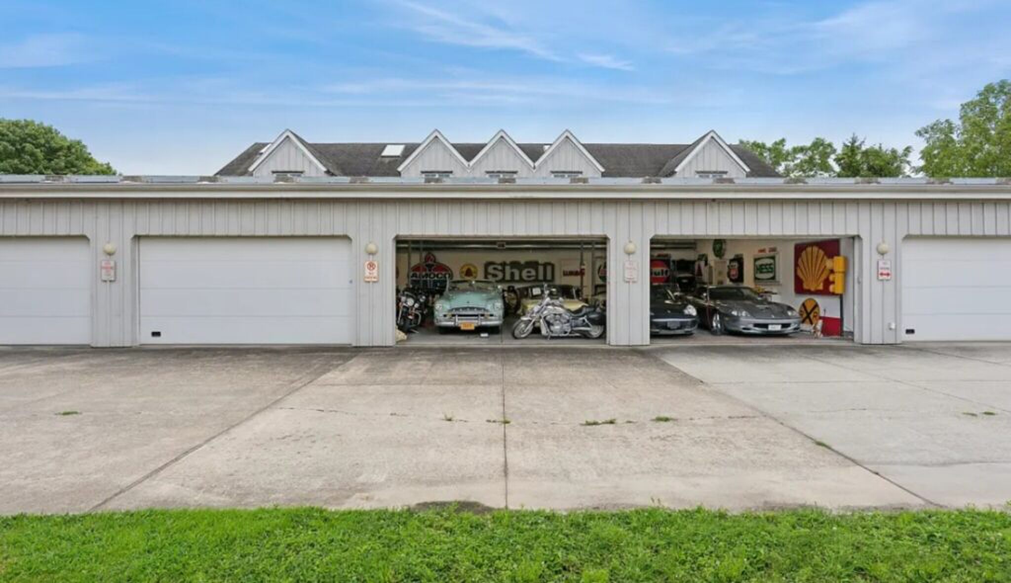 De garage met luxe wagens.