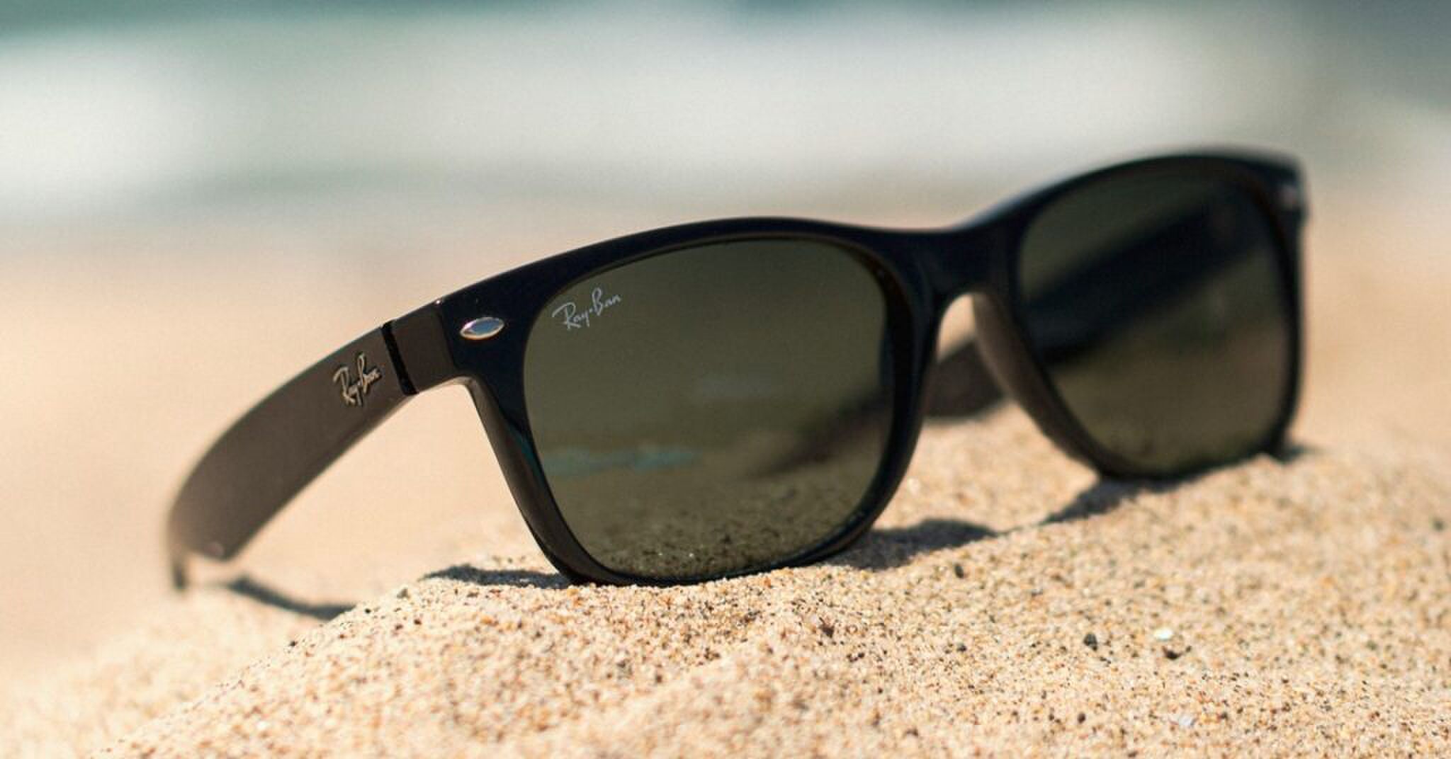 Een zonnebril op een strand.