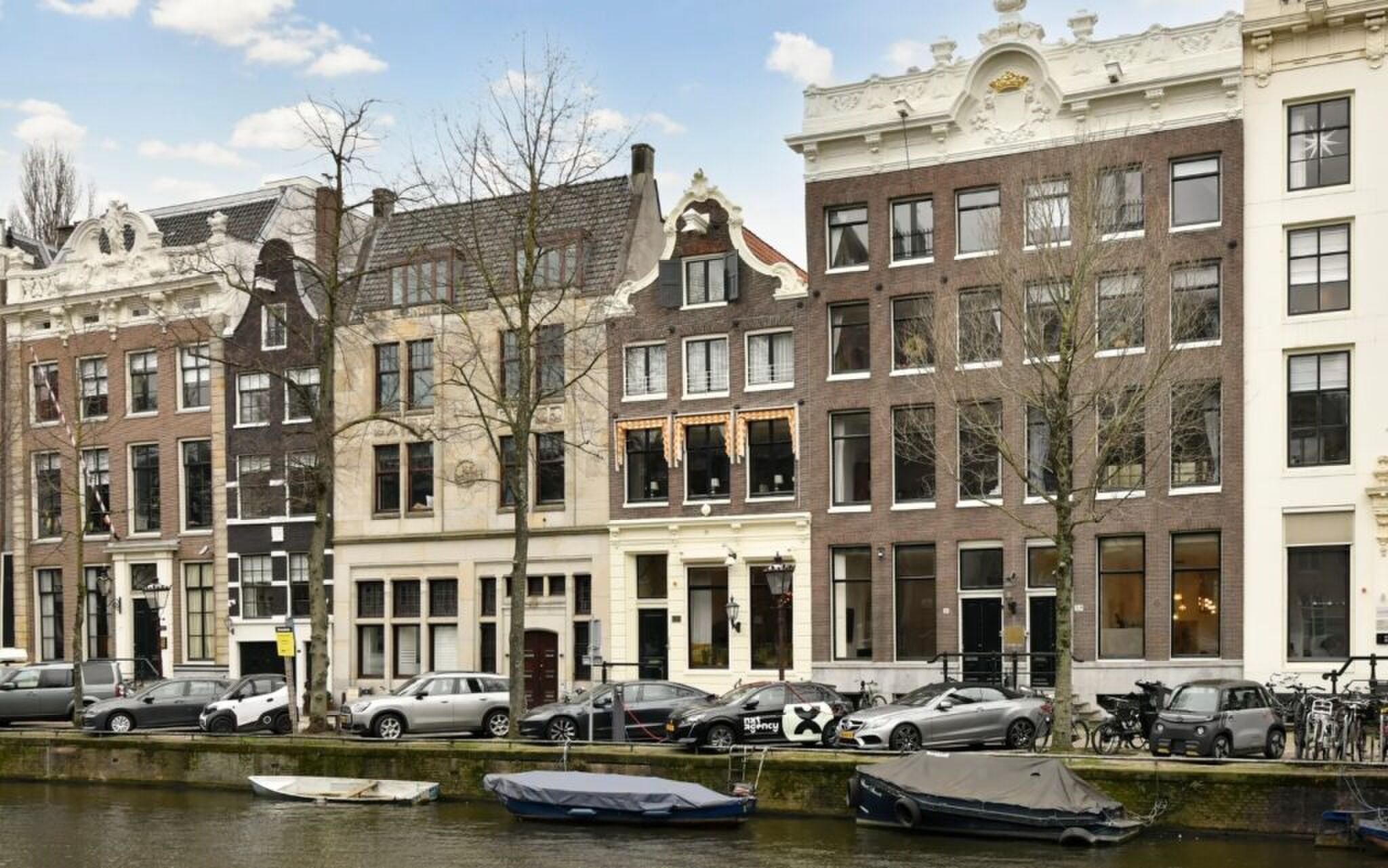 De buitenkant van het grachtenpand van Andr&eacute; van Duin.