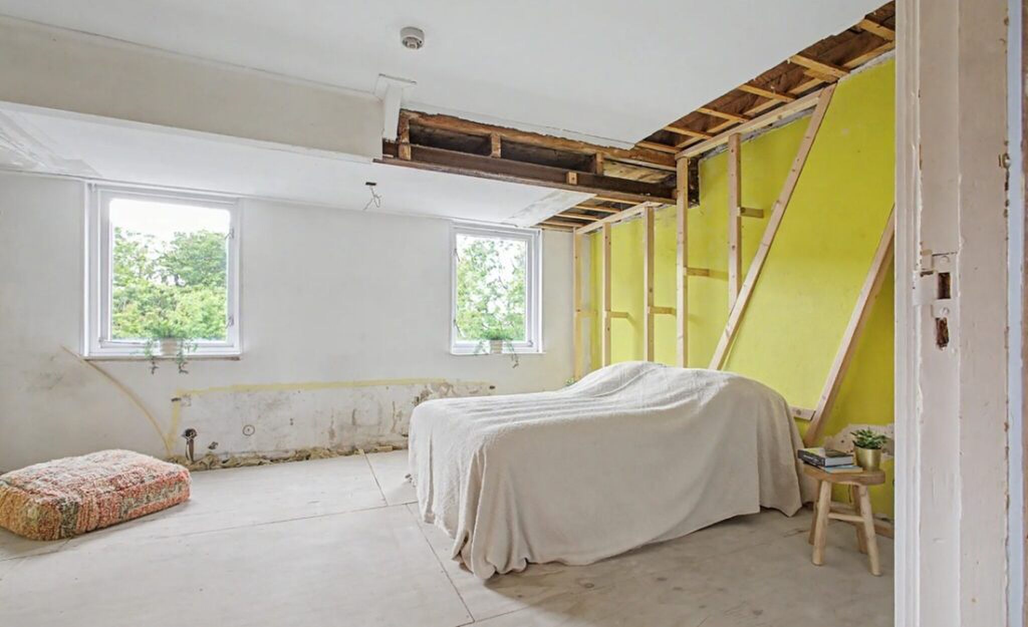 De slaapkamer die aan een verbouwing toe is.