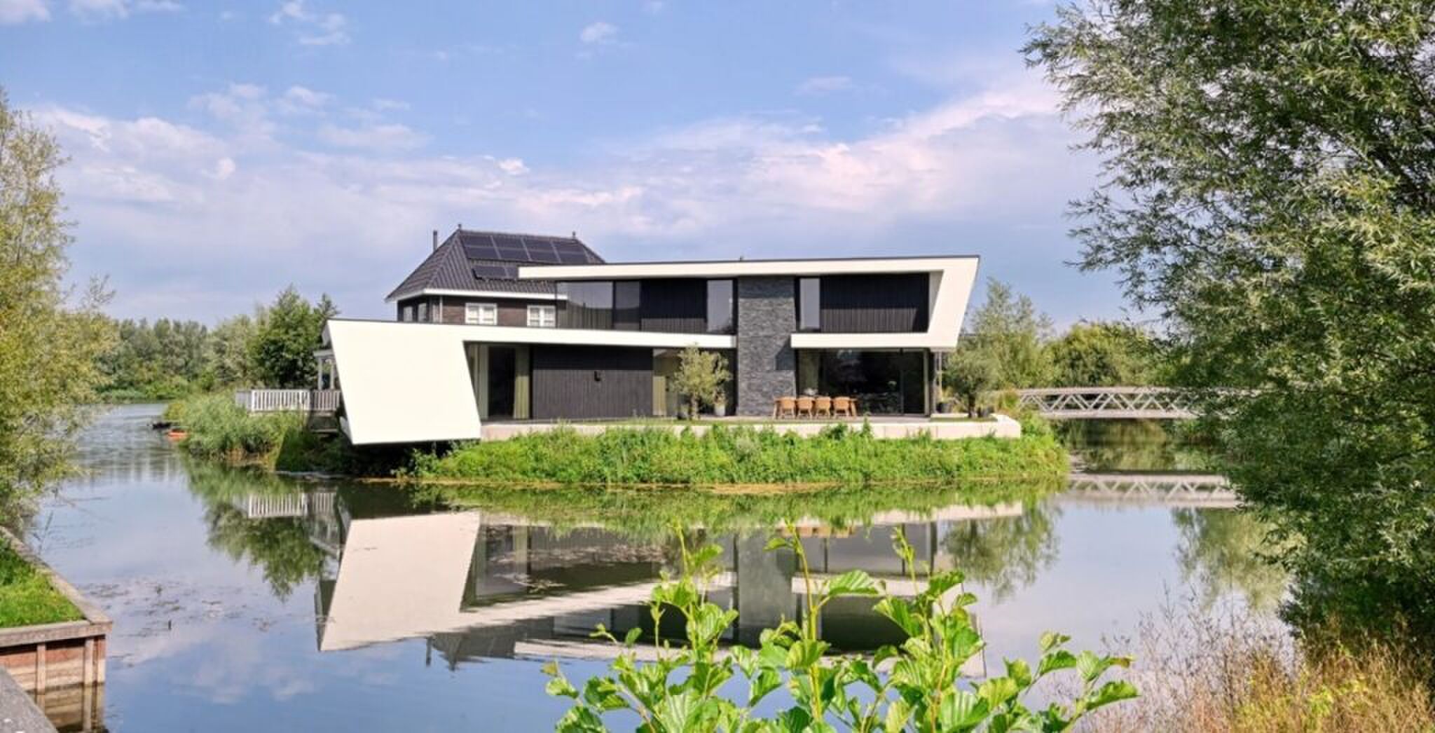 De buitenzijde van de luxe designervilla.