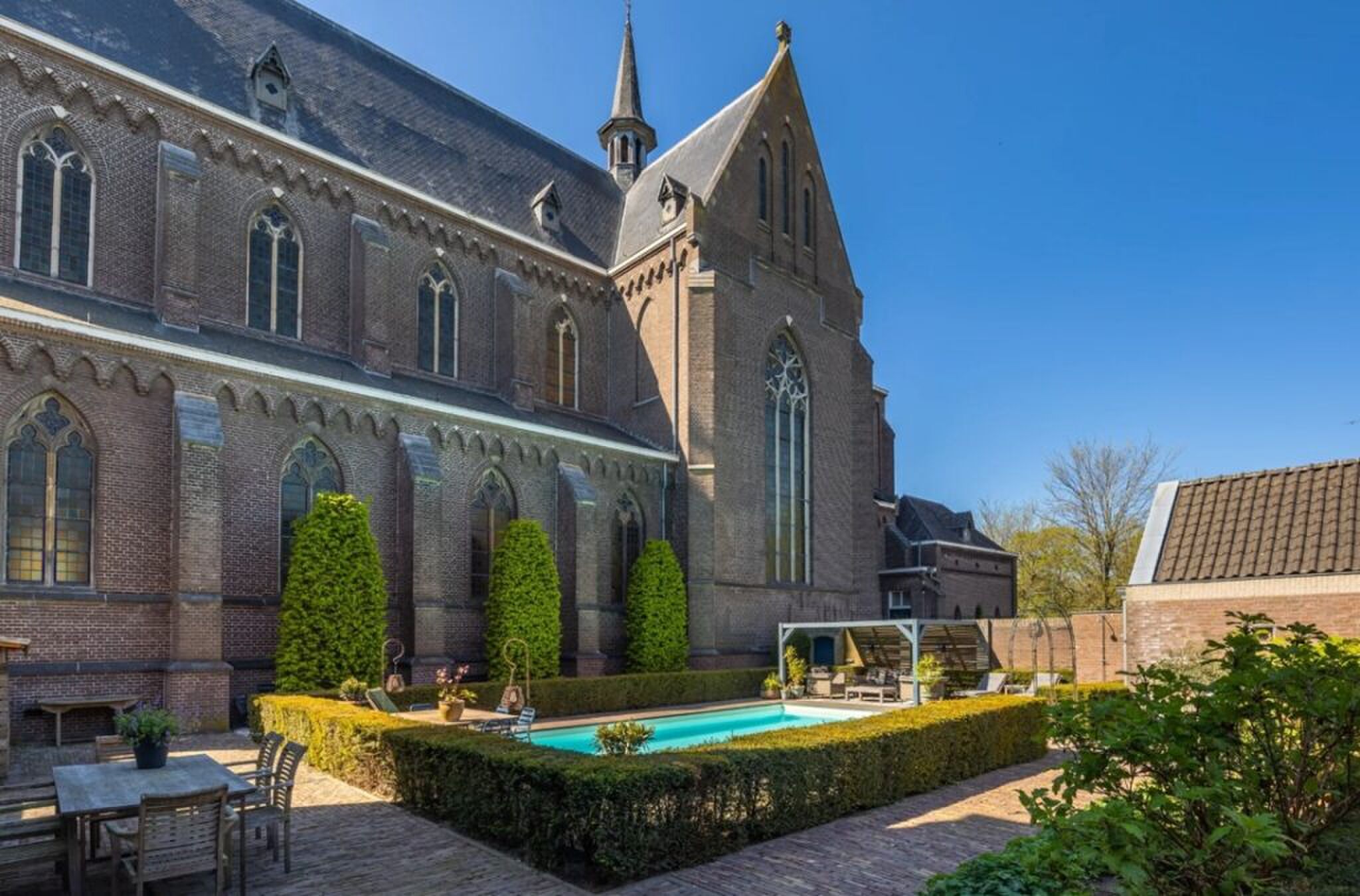 De achterzijde van de woning die ooit een pastorie was.