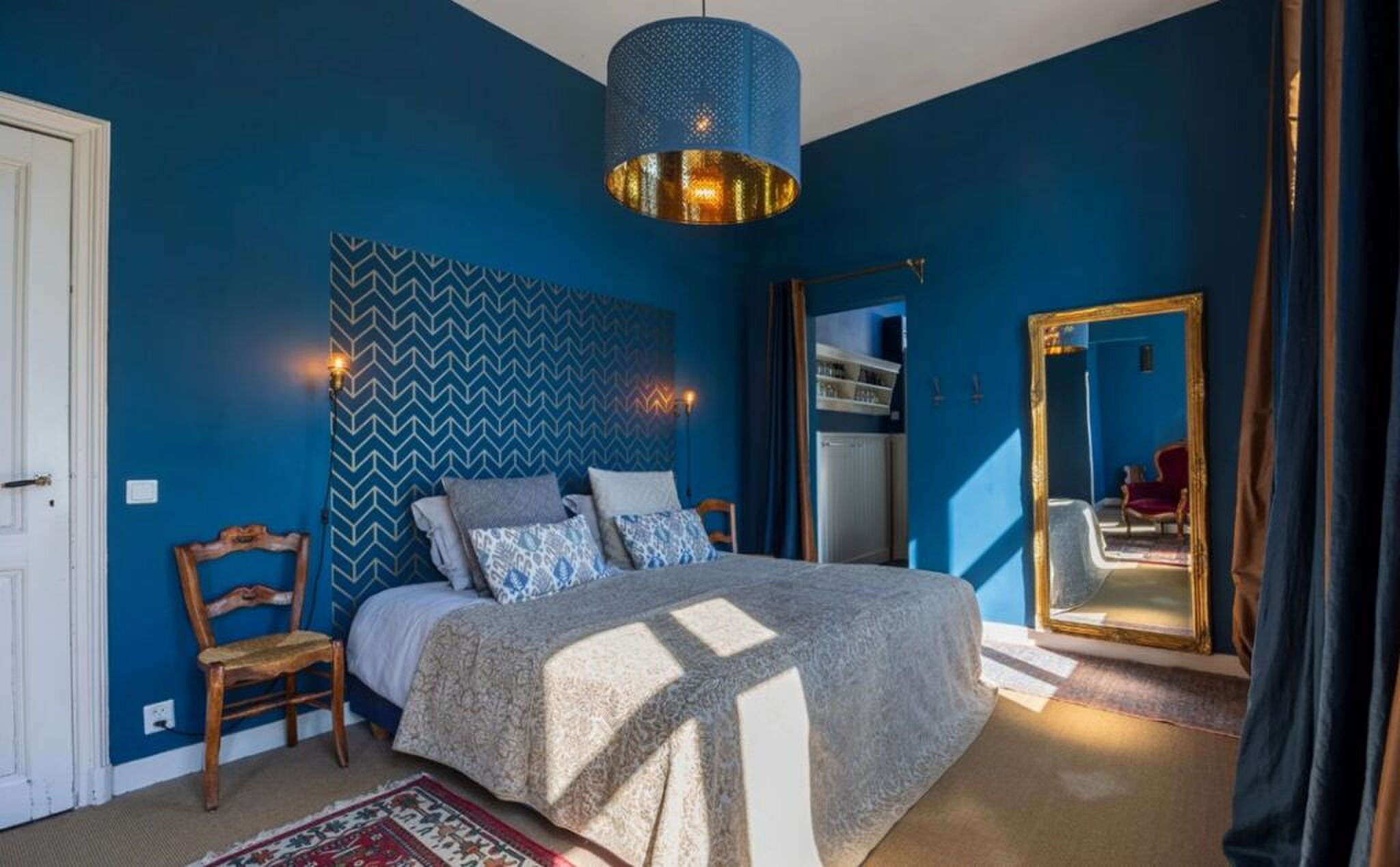 Een van de luxe slaapkamers.