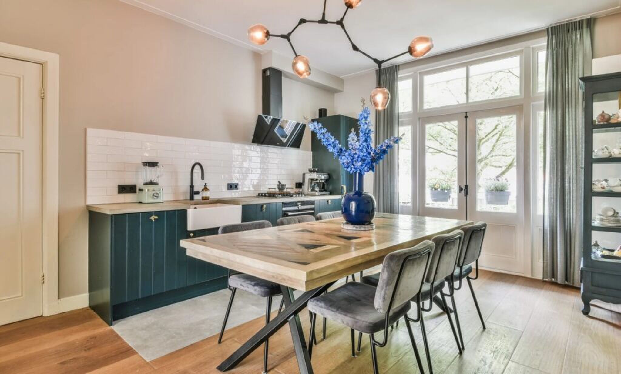 De keuken en eetkamer.