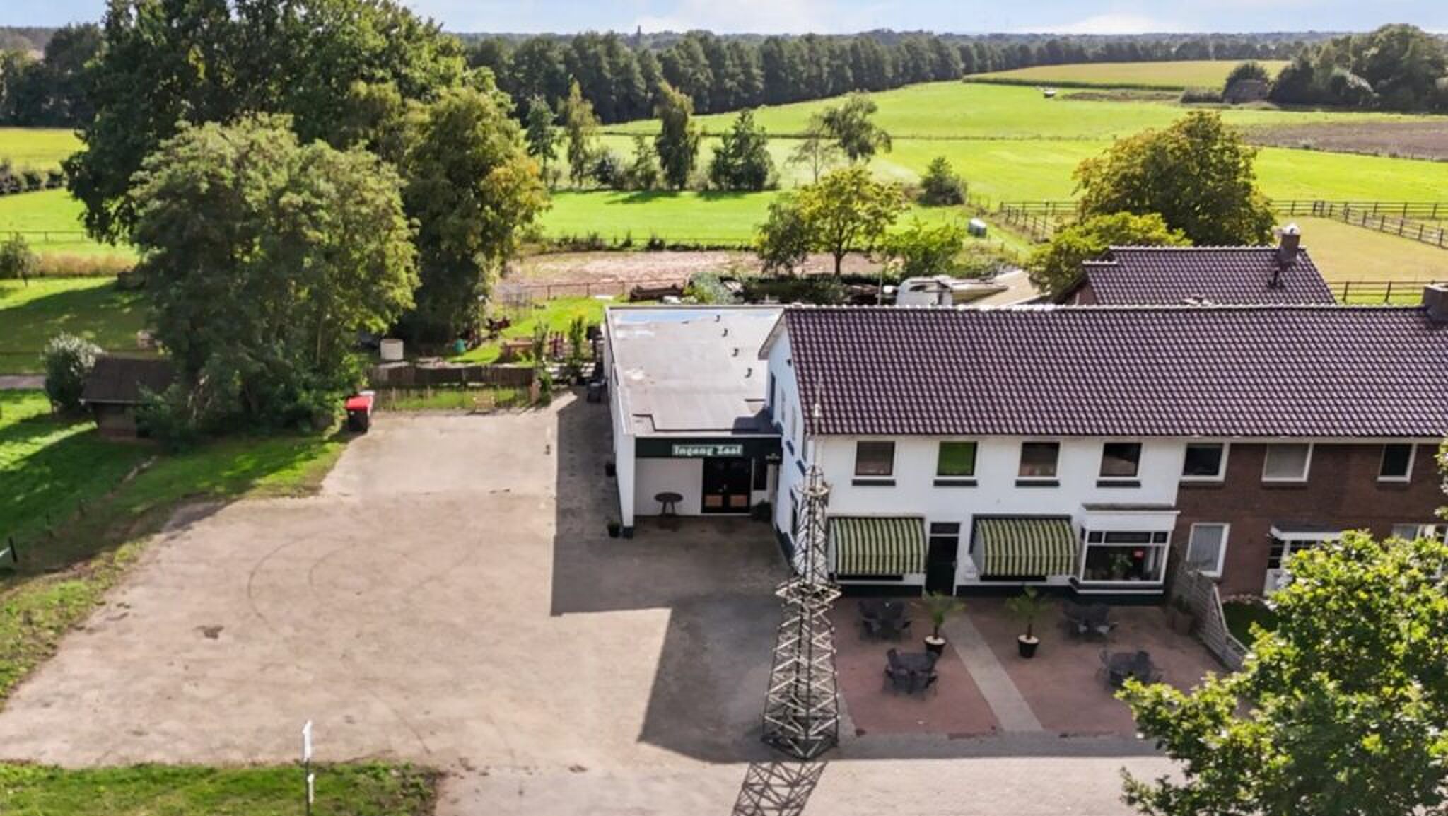 De buitenkant van het huis met eigen kroeg.