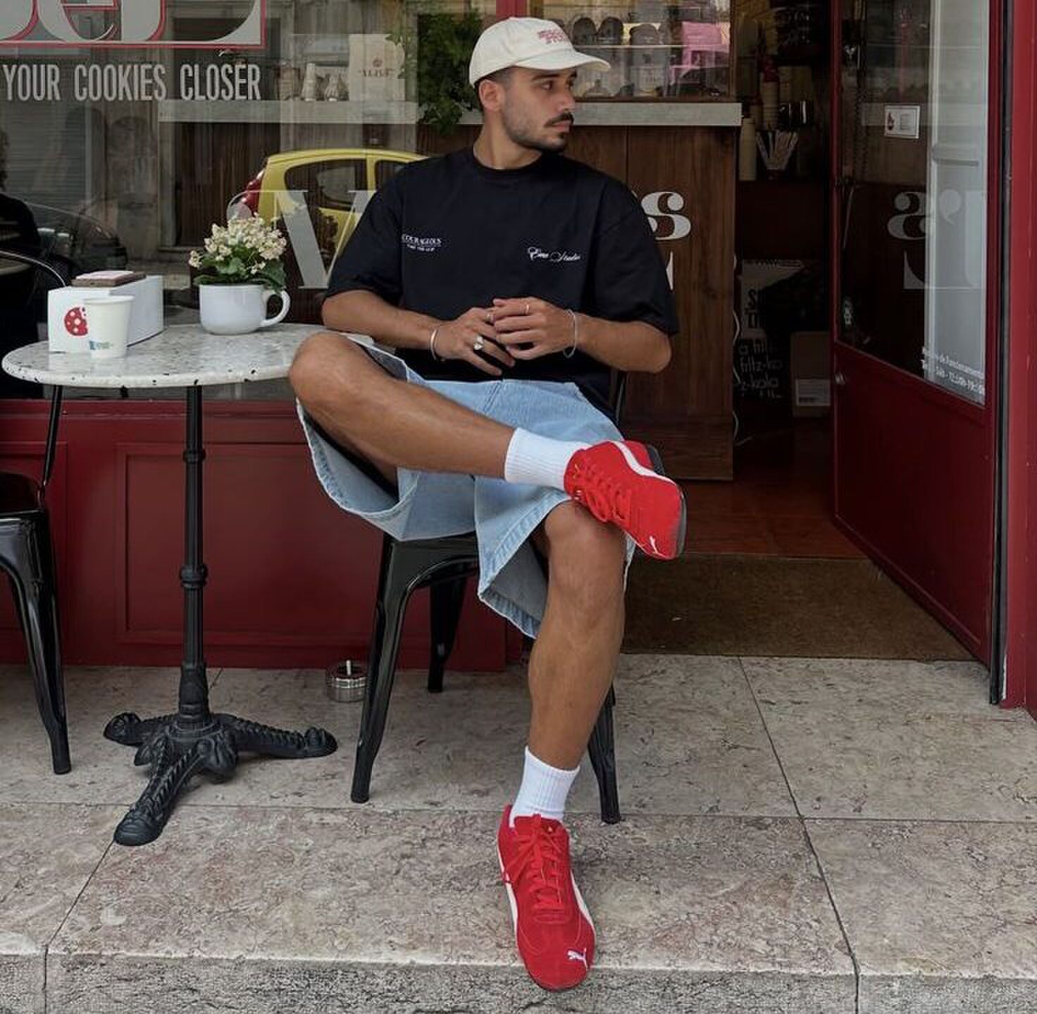Man met sportschoenen
