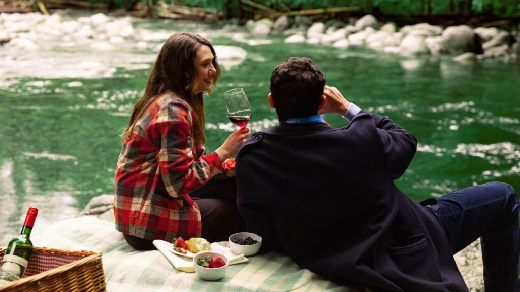 Elizabeth Olsen en Callum Turner in Eternity