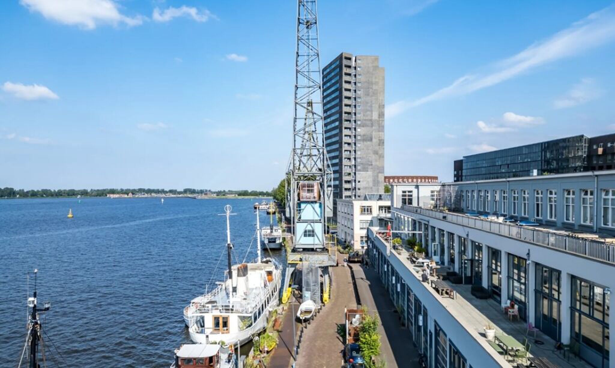 Het in de haven gevestigde hotel.