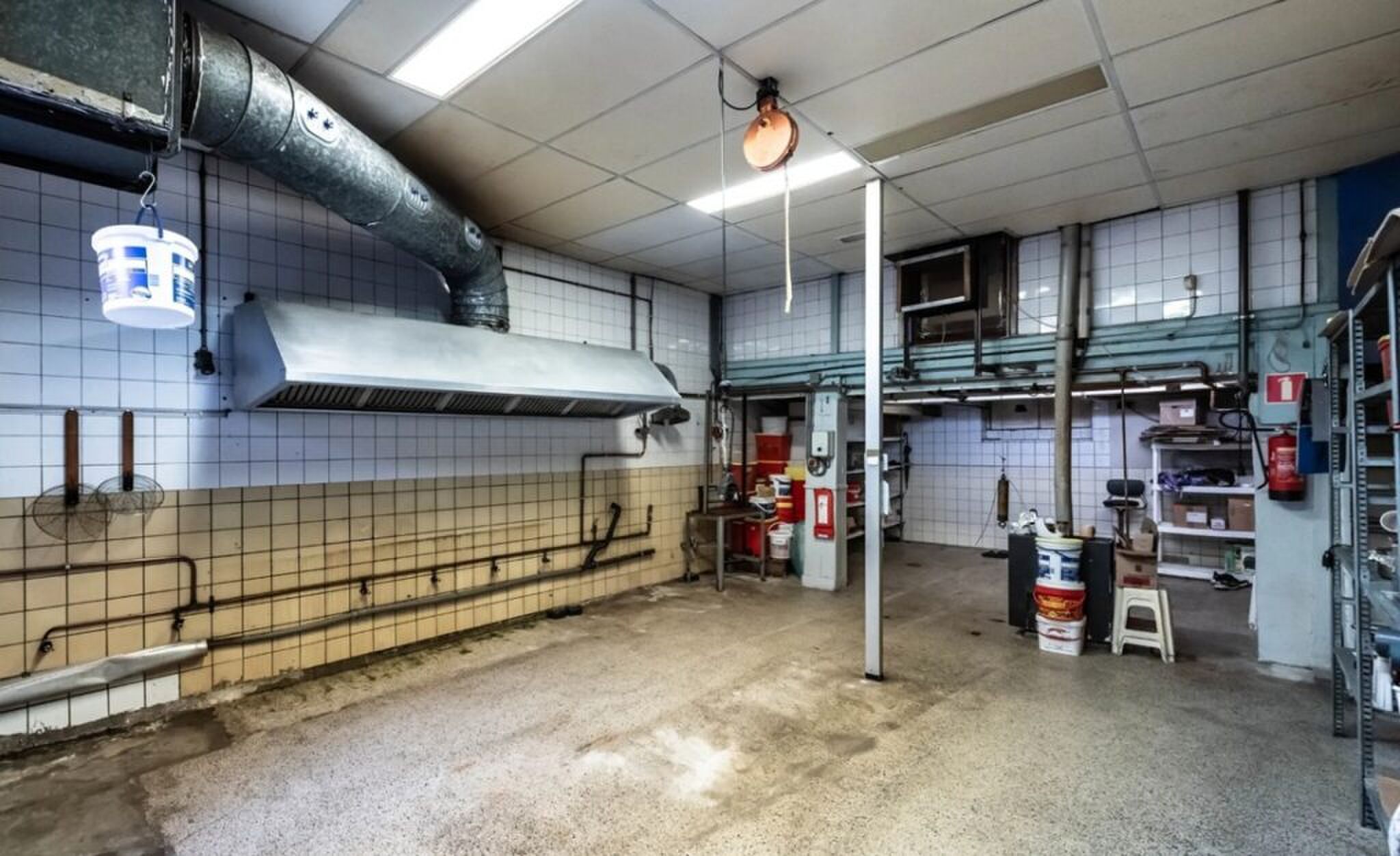 Een van de vervallen vertrekken in de woning.