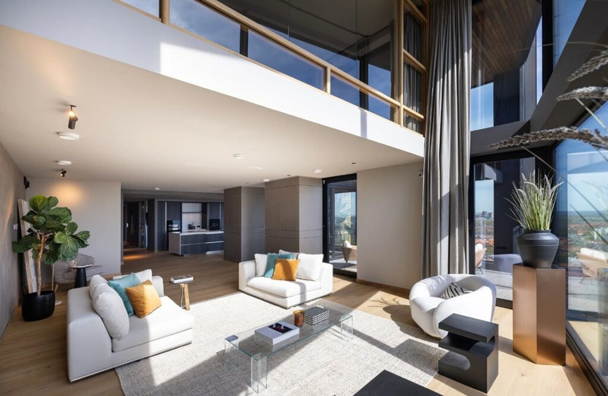 De living van het penthouse in Amsterdam.